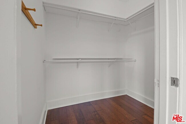 Building Photo - 975 Westchester Pl