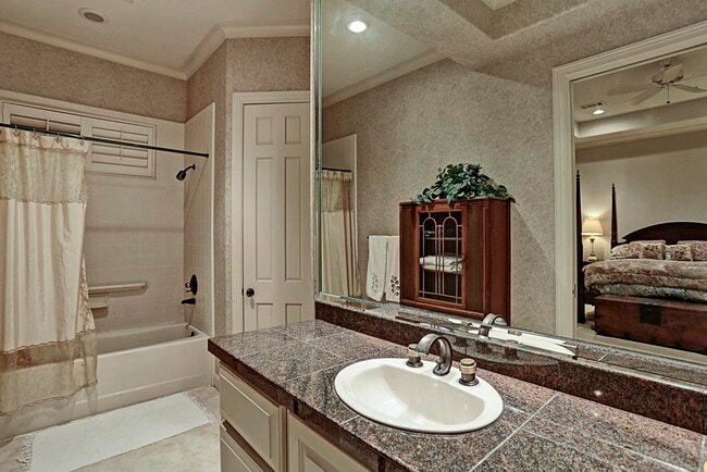 Building Photo - 11101 S Country Squire