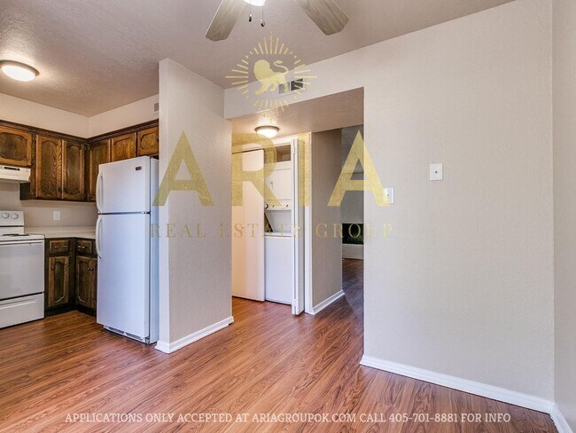 Building Photo - Spacious 2 Bed/1.5 Bath Townhouse in East ...