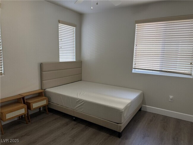 Building Photo - 5733 Rose Tiara Dr