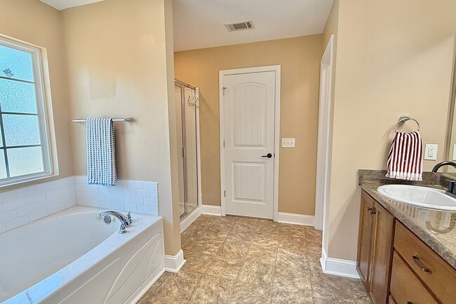 Building Photo - 470 Briarcrest Dr NE