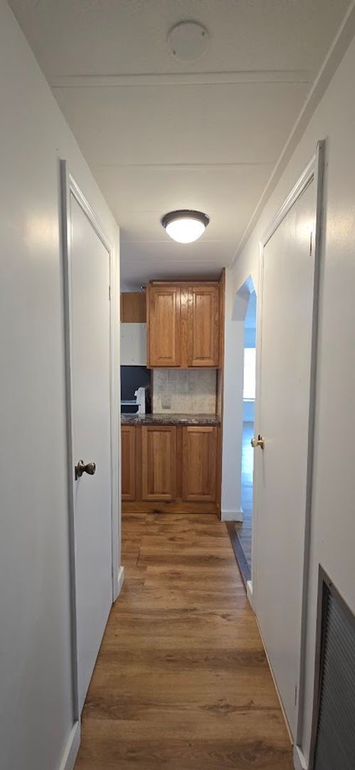 Building Photo - 2 bed 2 baths with large screened patio