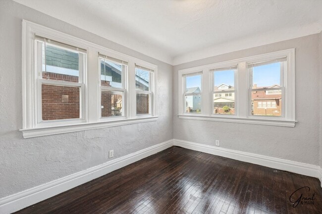 Building Photo - 3 bedroom 2 bath $1375