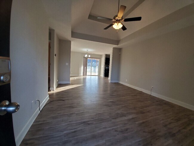 Building Photo - 3 Bedroom 2 Full Bath Dog Friendly Home For Rent!