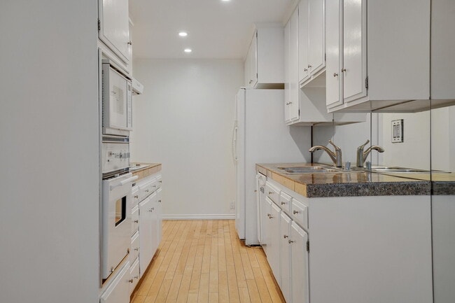 Building Photo - 1250 N Kings Rd