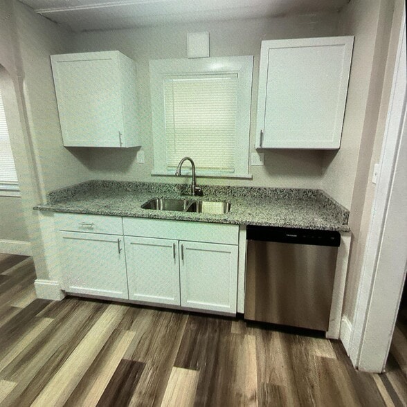 Building Photo - 670 Arbutus Ct