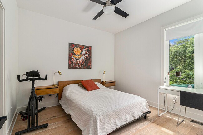 Building Photo - 2424 Memorial Dr SE