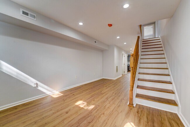 Building Photo - Beautifully Updated Townhome in Prime Location – Move-In Ready!