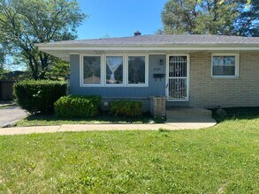 Building Photo - 3 Bedroom 2 Bath Single Family Home!  Gara...