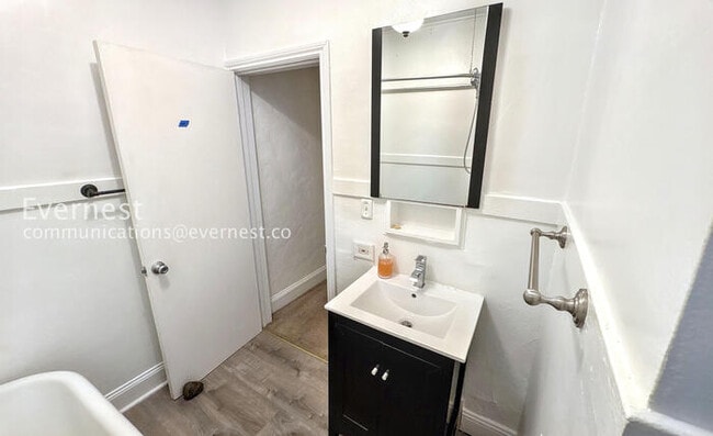 Building Photo - 605 E Santa Inez Ave