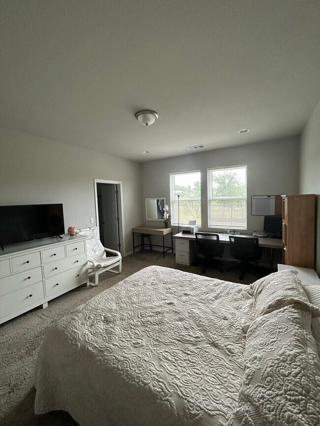 Building Photo - 393 Gaida Loop