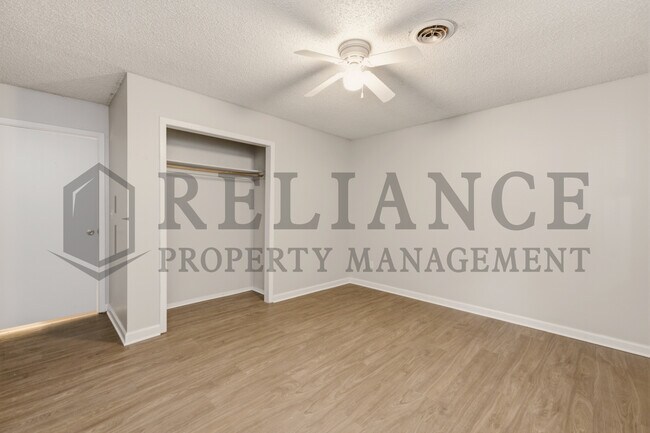 Building Photo - 903 E Osie St