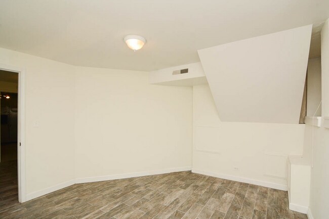 Building Photo - 1160 N La Salle Dr