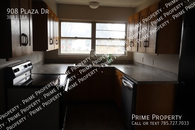 Building Photo - 908 Plaza Dr