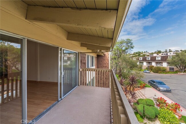 Building Photo - 6542 Ocean Crest Dr