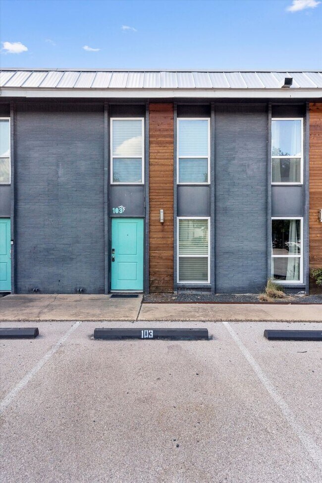 Building Photo - 3810 Southway Dr