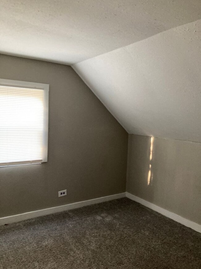 Building Photo - Spacious 5 bedroom 2 bath Southside Muncie