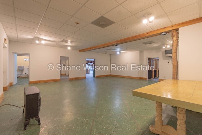 Building Photo - Commercial Property Ideal for Contractor t...