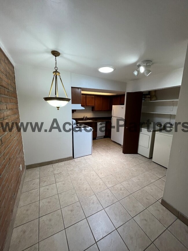 Building Photo - 2BD 2BA Duplex in Sam Hughes