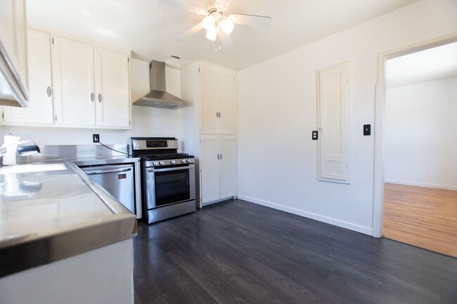 Building Photo - Lakewood Home, 2 Bedroom, 1 Bath with GREAT Backyard Space!