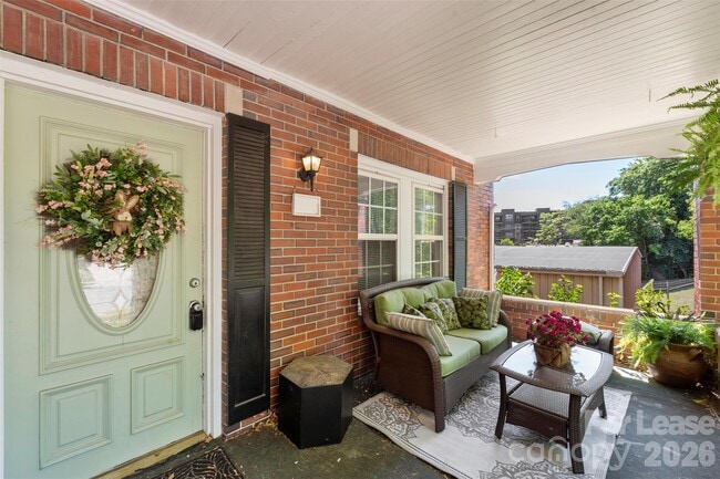 Building Photo - 703 S Summit Ave