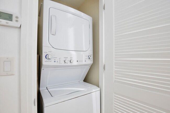 Building Photo - Modern 1/1 Condo in the Heart of Orlando –...