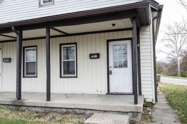 Building Photo - Charming 3-Bedroom Duplex with 2 Full Baths in Indianapolis - A Must See!