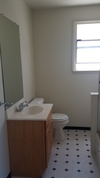 Bathroom - 1537 Schiller St