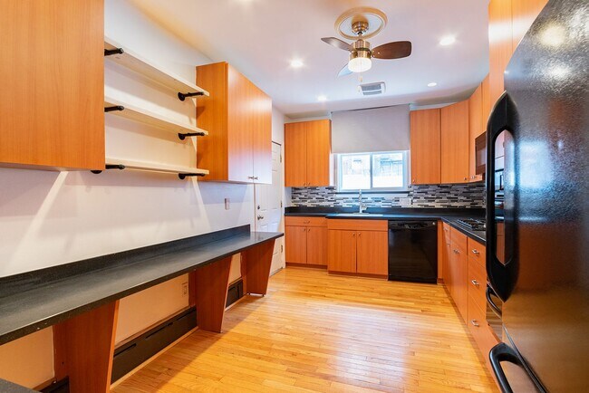 Building Photo - Three Bed Newbold Townhome