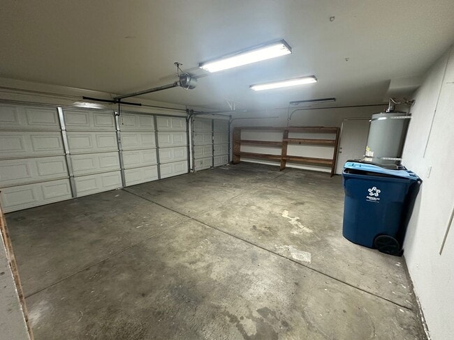 Building Photo - Beautiful 3 Bedroom 2 1/2 Bathrooms 2 Story House! Property Wont Last Long!