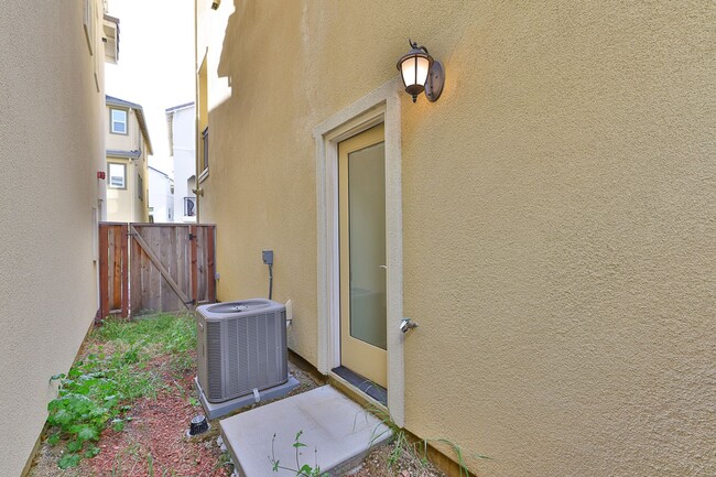 Building Photo - Modern, Bay View, 2 year old, 3 Bedroom, 3...
