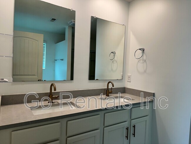 Building Photo - 236 Park View Cir