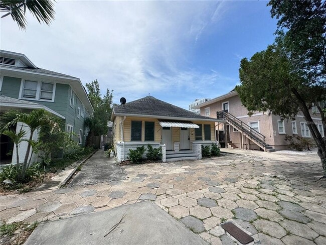 Building Photo - 142 6th Ave N