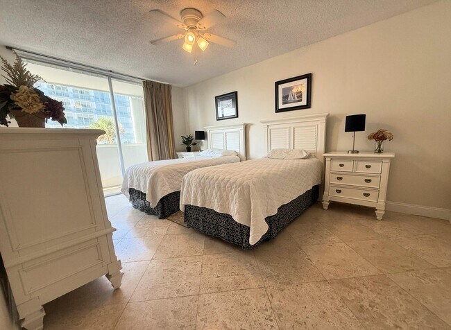 Building Photo - 3640 N Ocean Dr