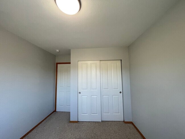 Building Photo - Spacious 5BR / 3BA Beacon Hill Home – 2,210 SF – $3900 – Pets OK