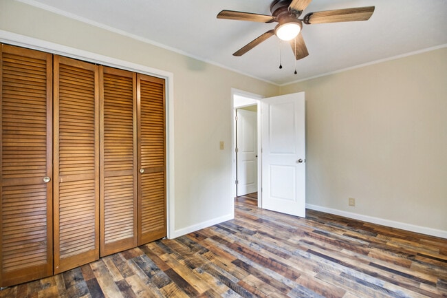 Building Photo - 169 Lakeshire Dr