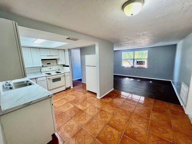 Building Photo - Spacious 3BR/2BA Port Richey home! No appl...