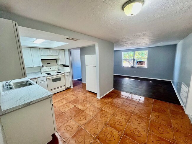 Building Photo - Spacious 3BR/2BA Port Richey home! No application fee!
