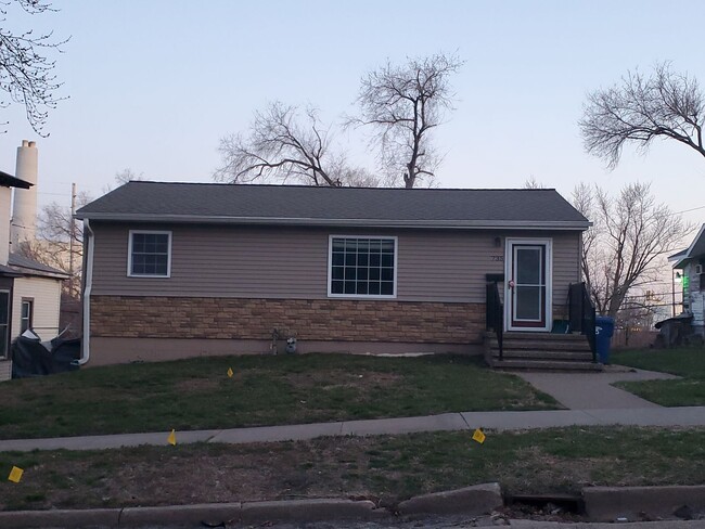 Primary Photo - 2 Bedroom, 1 Bath Single Family Home in Cl...