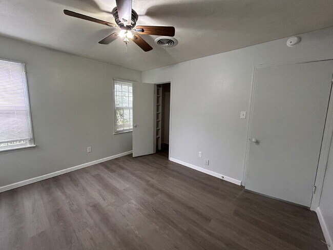 Building Photo - "Spacious 3-Bedroom Haven with an office/s...