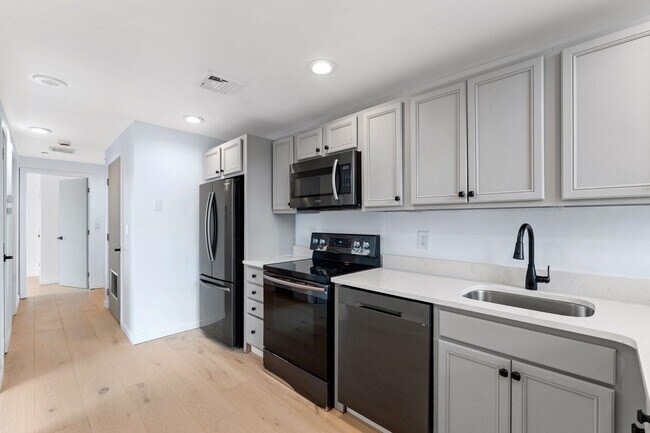 Building Photo - 689 Marin Blvd