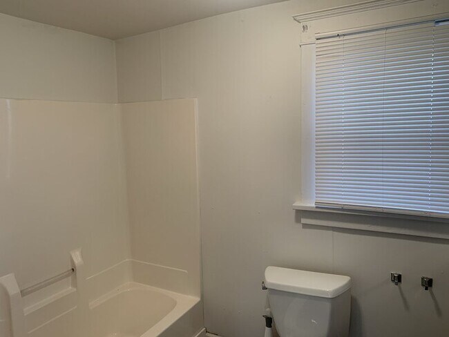 Building Photo - 1464 Beach St