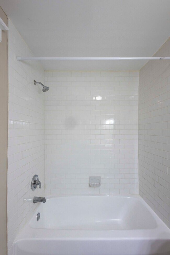 Building Photo - Charming 2BD/1BA Townhome in Patterson Park, MD!