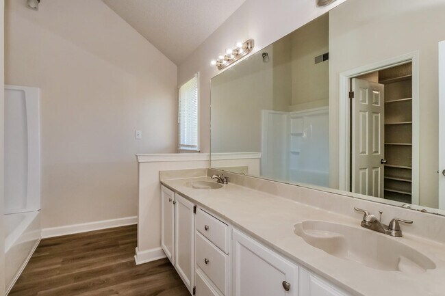 Building Photo - 4709 Valene Cir