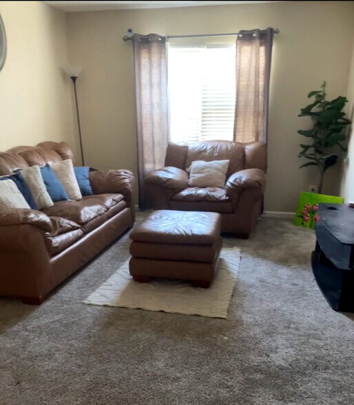 Building Photo - 1207 Summerfield Ln E