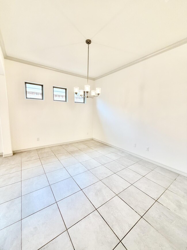 Building Photo - 5401 Lamont Ave