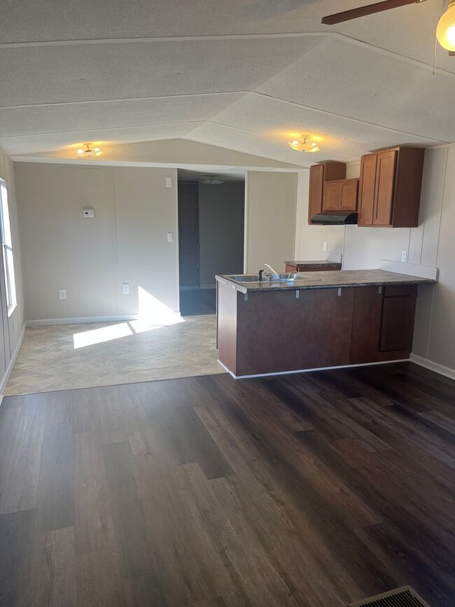 Building Photo - 1241 W Georgia Rd