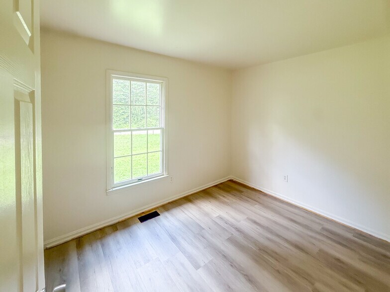 Building Photo - 520 Lancaster Creek Dr