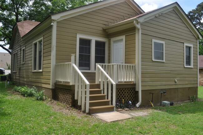 Building Photo - 701 Clinton St