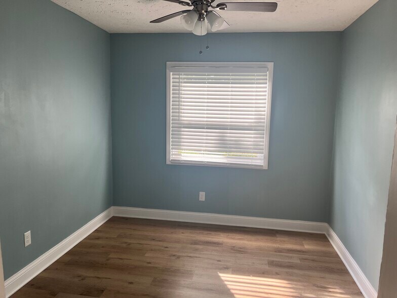 Living Room - 633 S Terrace Ave